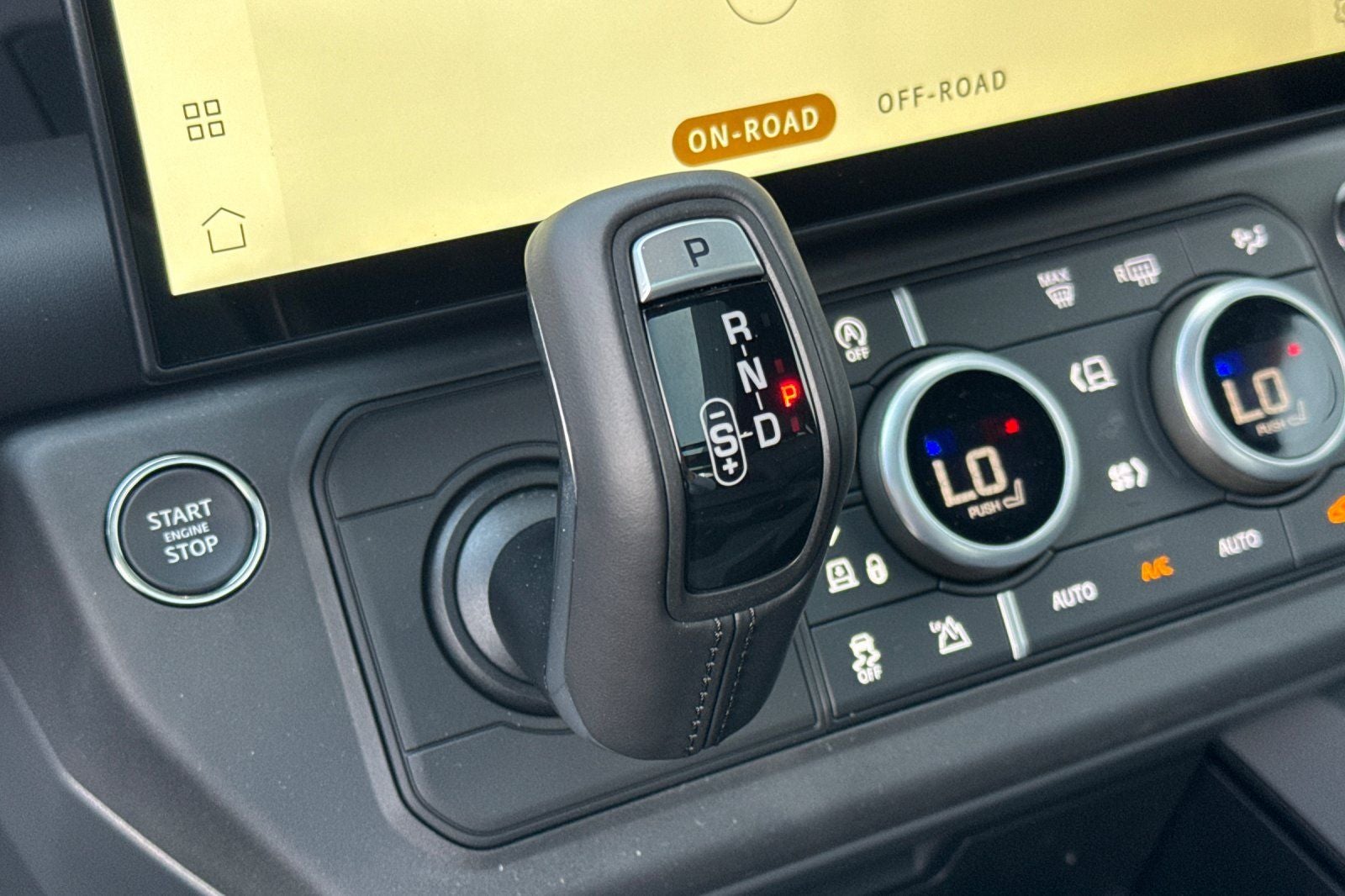 2026 Land Rover Defender 130 X-Dynamic SE