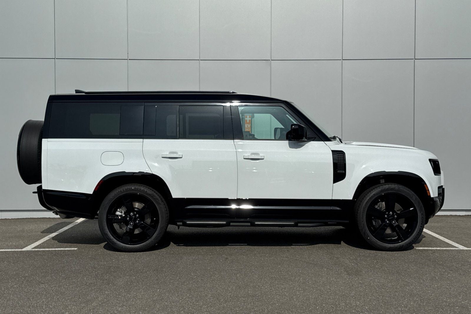 2026 Land Rover Defender 130 X-Dynamic SE