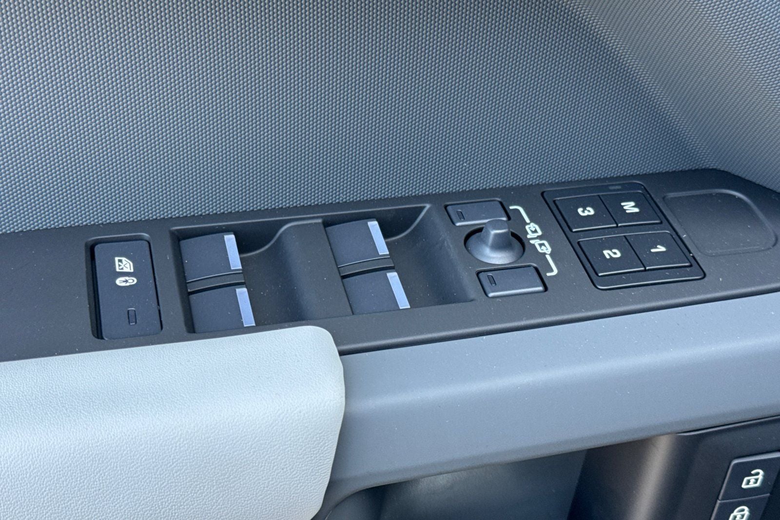 2026 Land Rover Defender 130 X-Dynamic SE