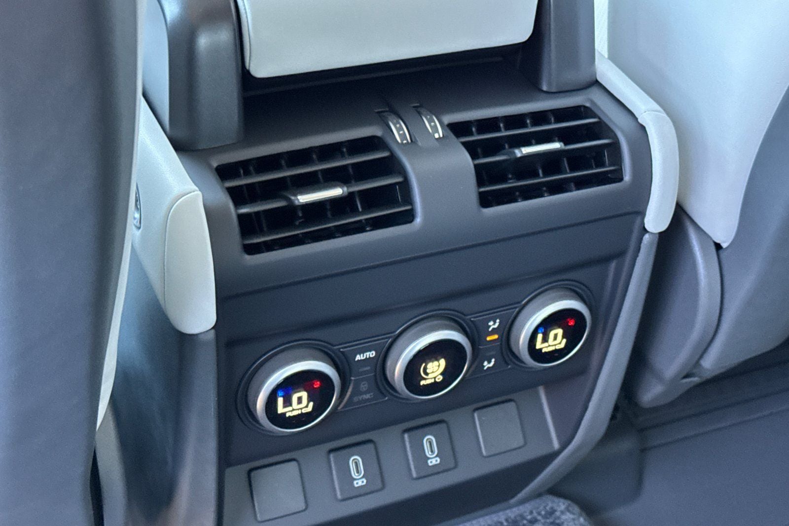 2026 Land Rover Defender 130 X-Dynamic SE