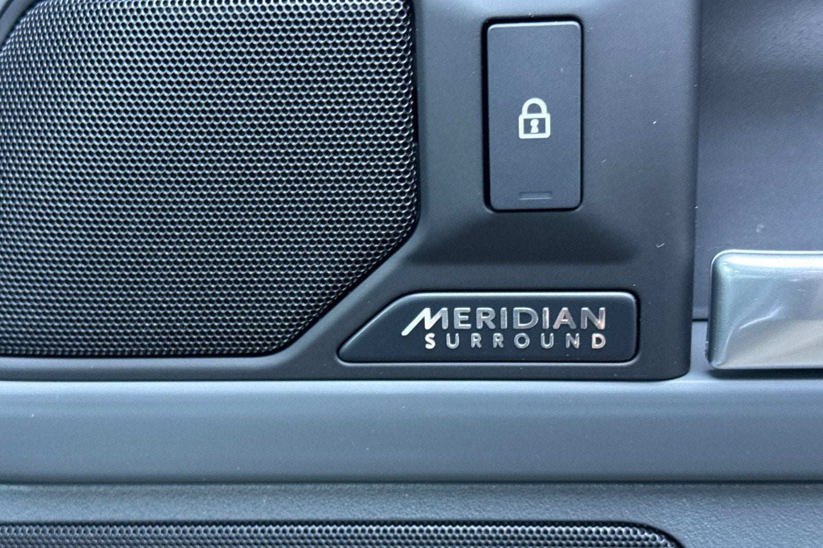 2026 Land Rover Defender 130 X-Dynamic SE