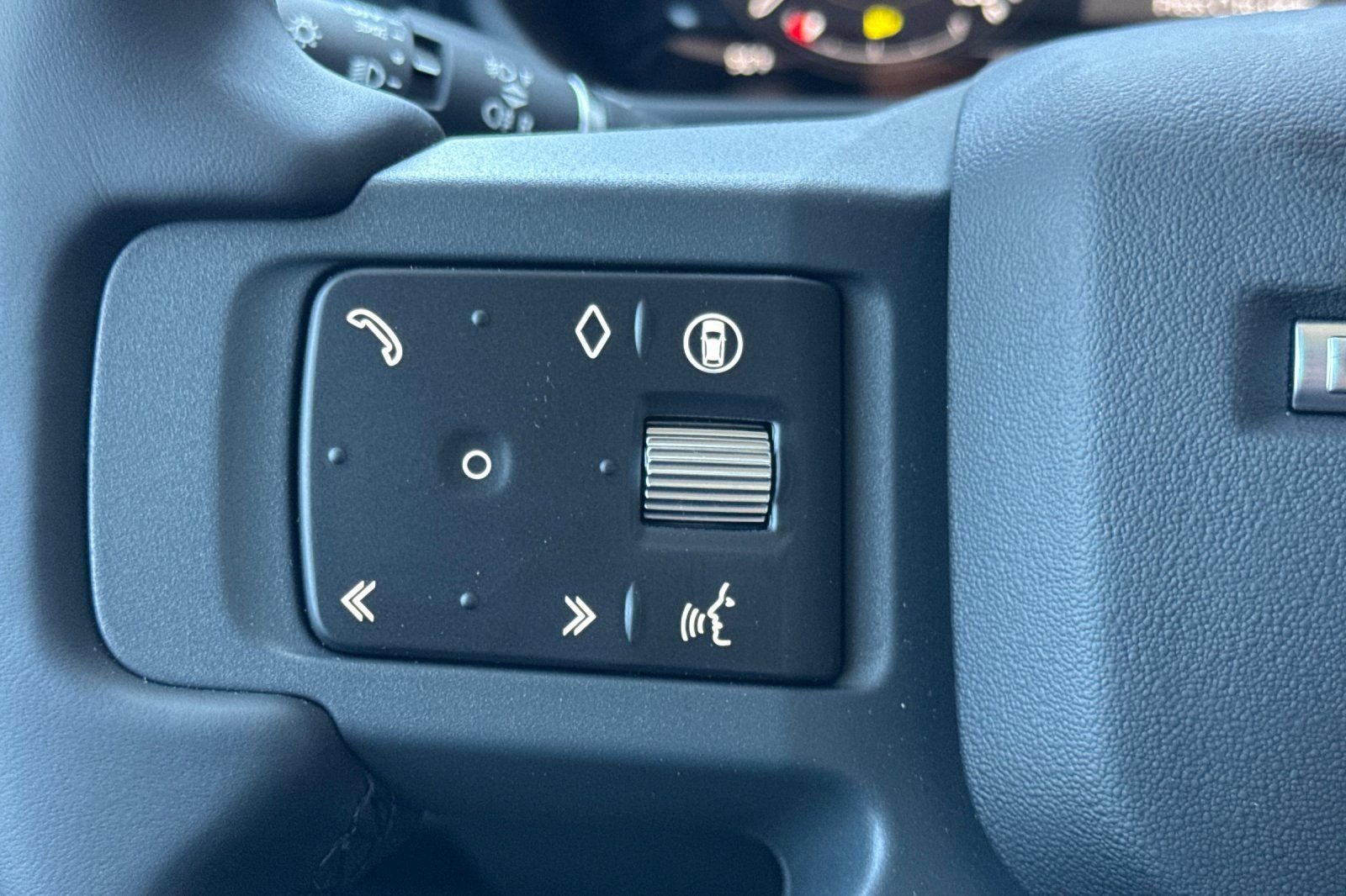 2026 Land Rover Defender 130 X-Dynamic SE