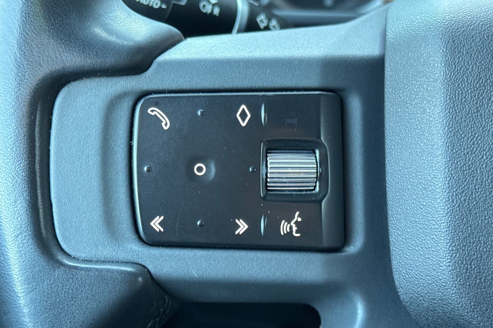 2023 Land Rover Defender 130 X-Dynamic SE