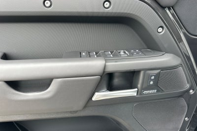 2025 Land Rover Defender 130 X-Dynamic SE