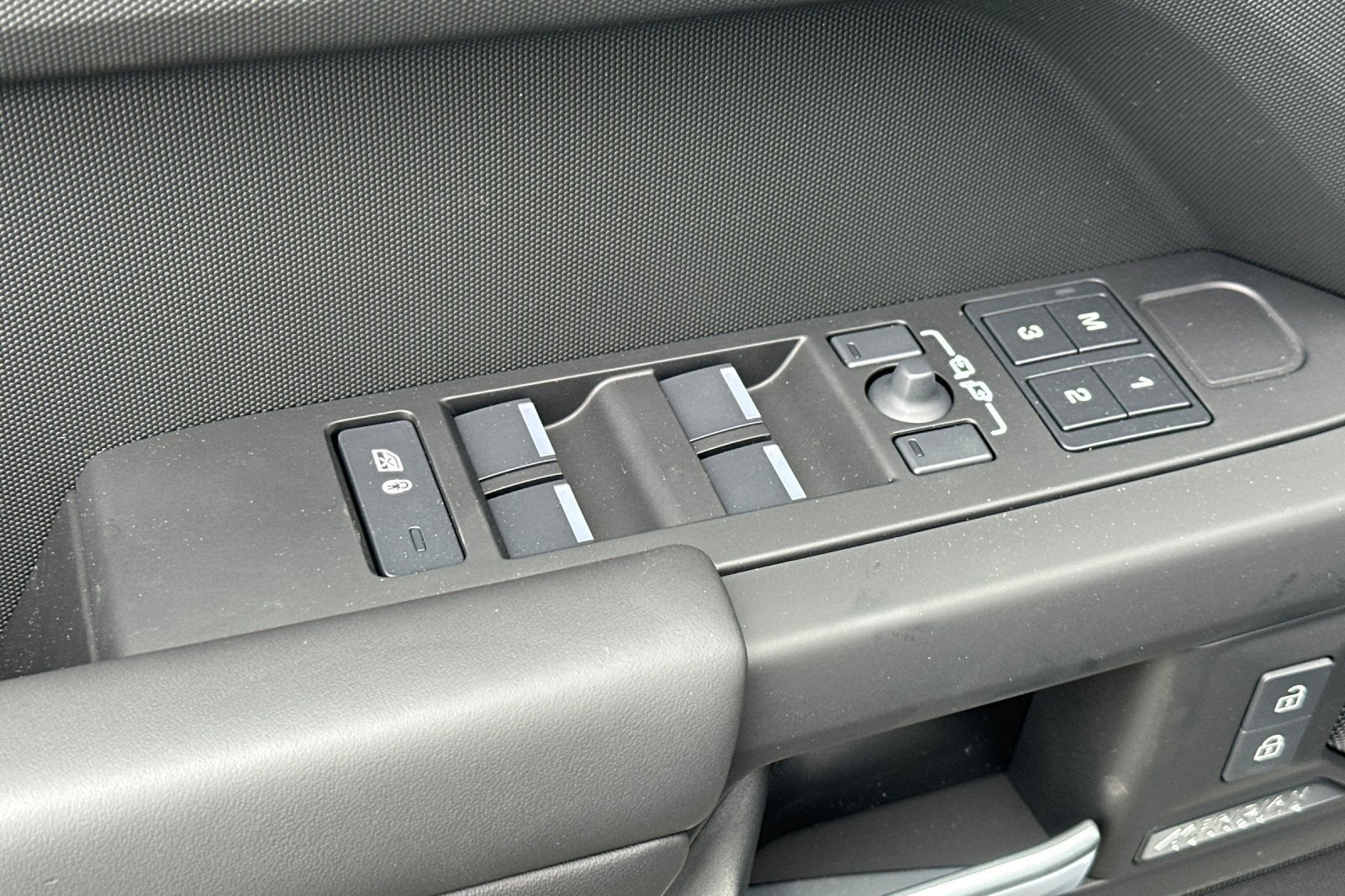 2025 Land Rover Defender 130 X-Dynamic SE