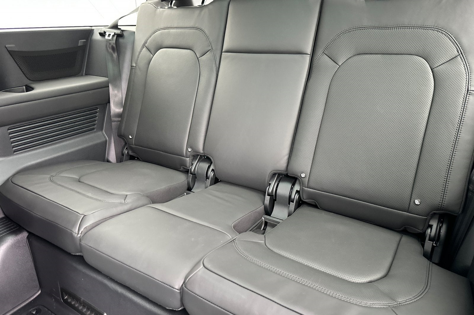 2025 Land Rover Defender 130 X-Dynamic SE