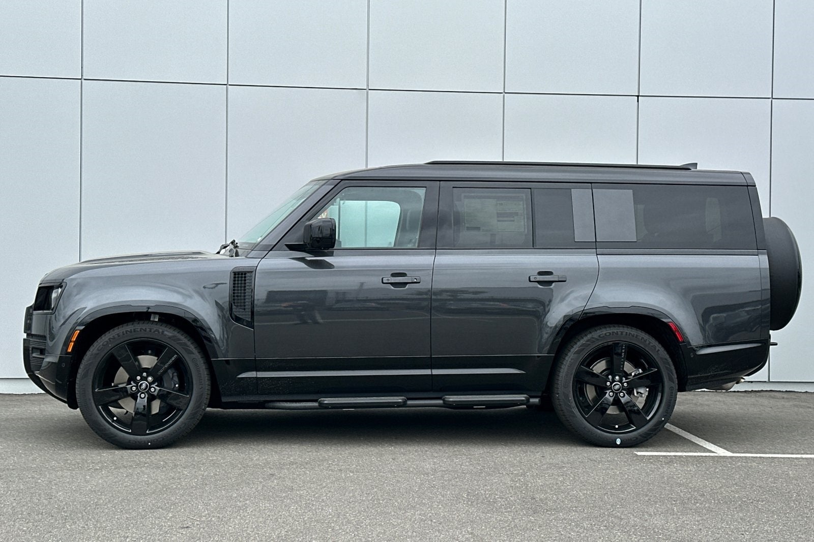 2025 Land Rover Defender 130 X-Dynamic SE