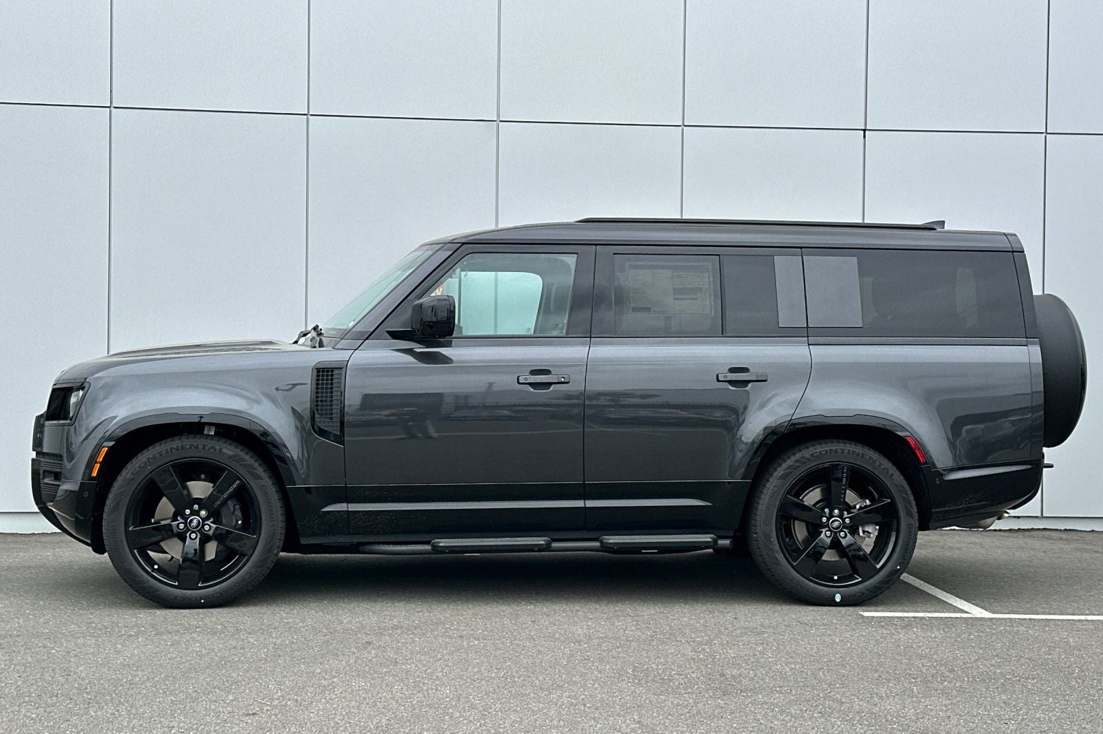 2025 Land Rover Defender 130 X-Dynamic SE