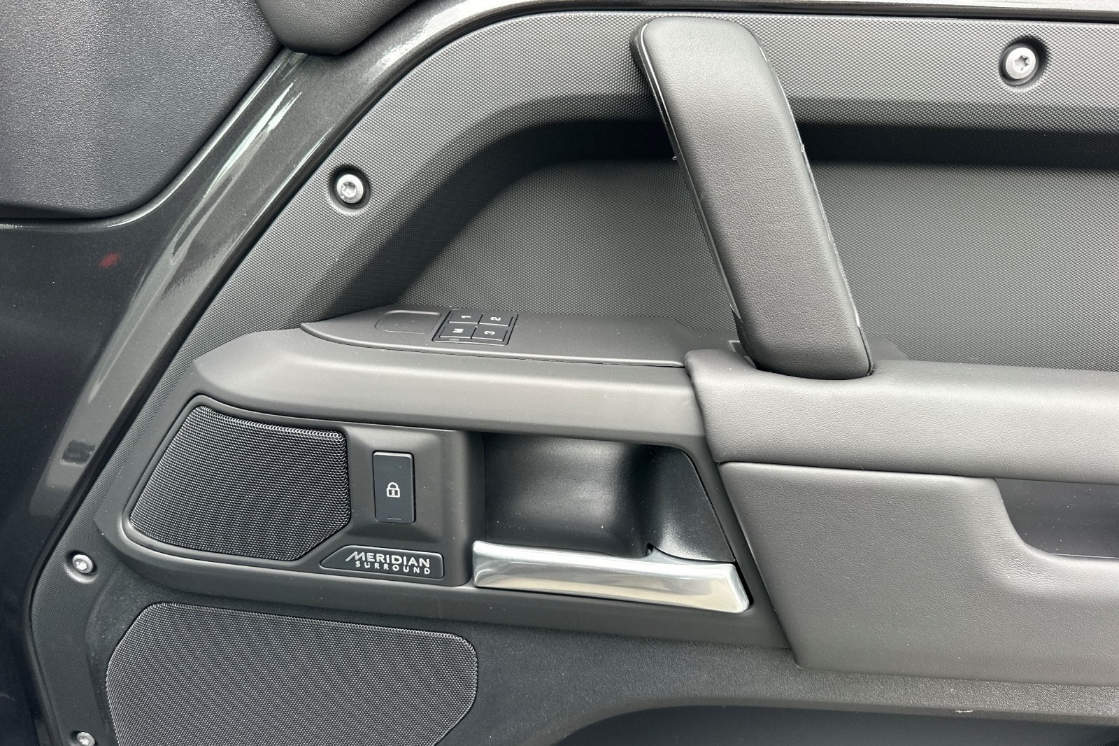 2025 Land Rover Defender 130 X-Dynamic SE