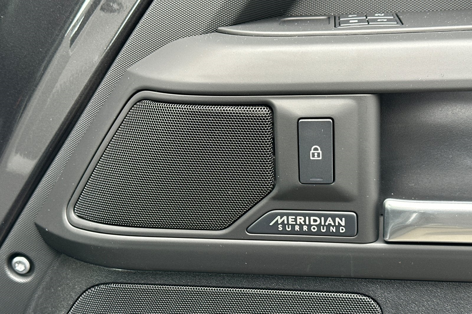 2025 Land Rover Defender 130 X-Dynamic SE