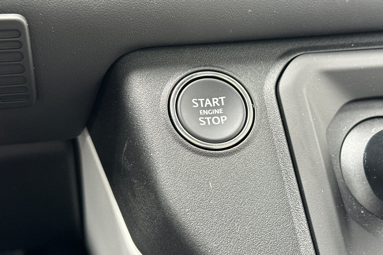 2025 Land Rover Defender 130 X-Dynamic SE