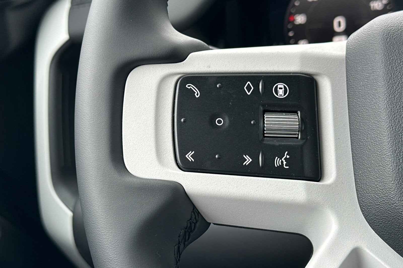 2025 Land Rover Defender 130 X-Dynamic SE