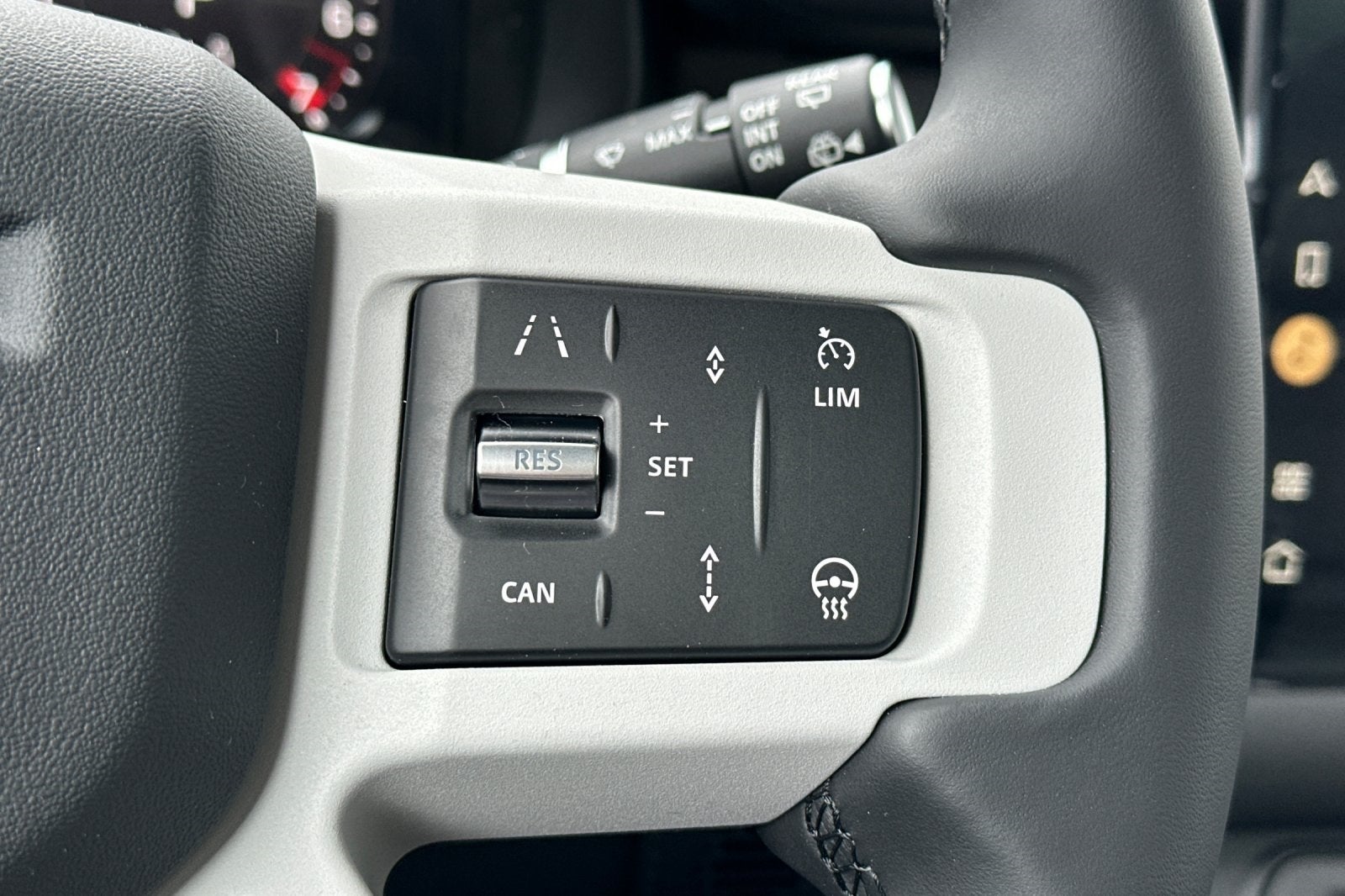 2025 Land Rover Defender 130 X-Dynamic SE