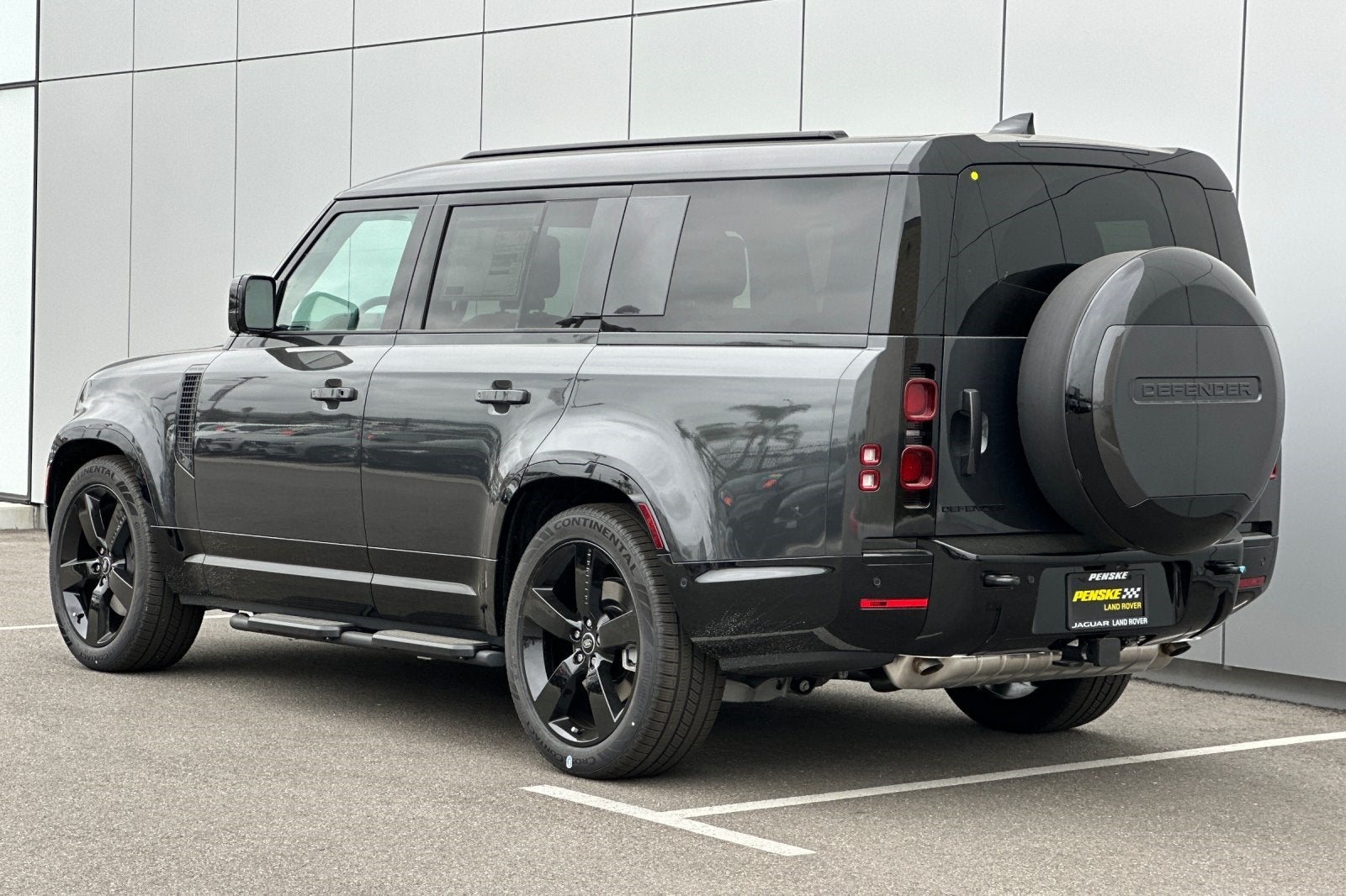 2025 Land Rover Defender 130 X-Dynamic SE