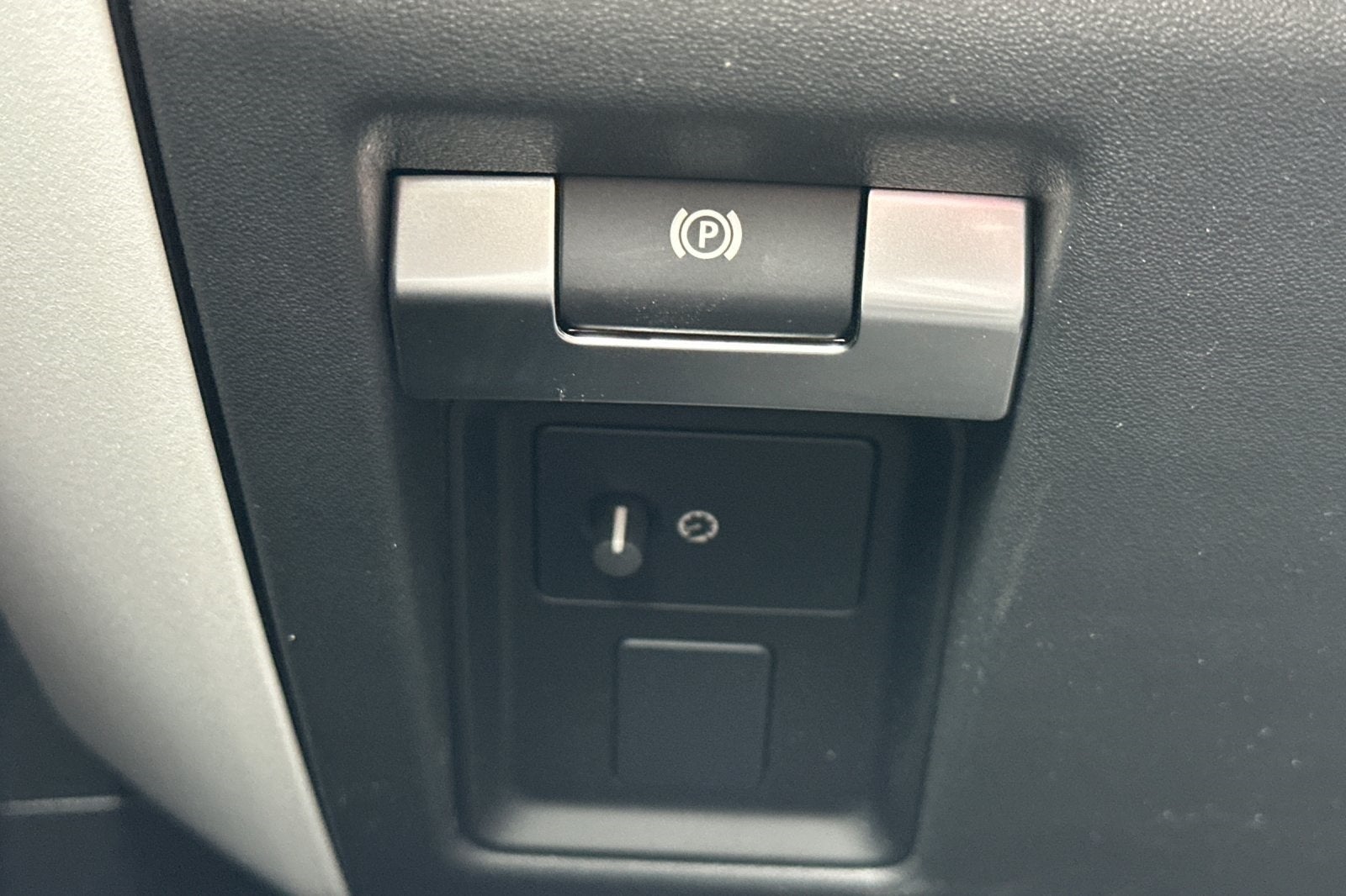 2025 Land Rover Defender 130 X-Dynamic SE