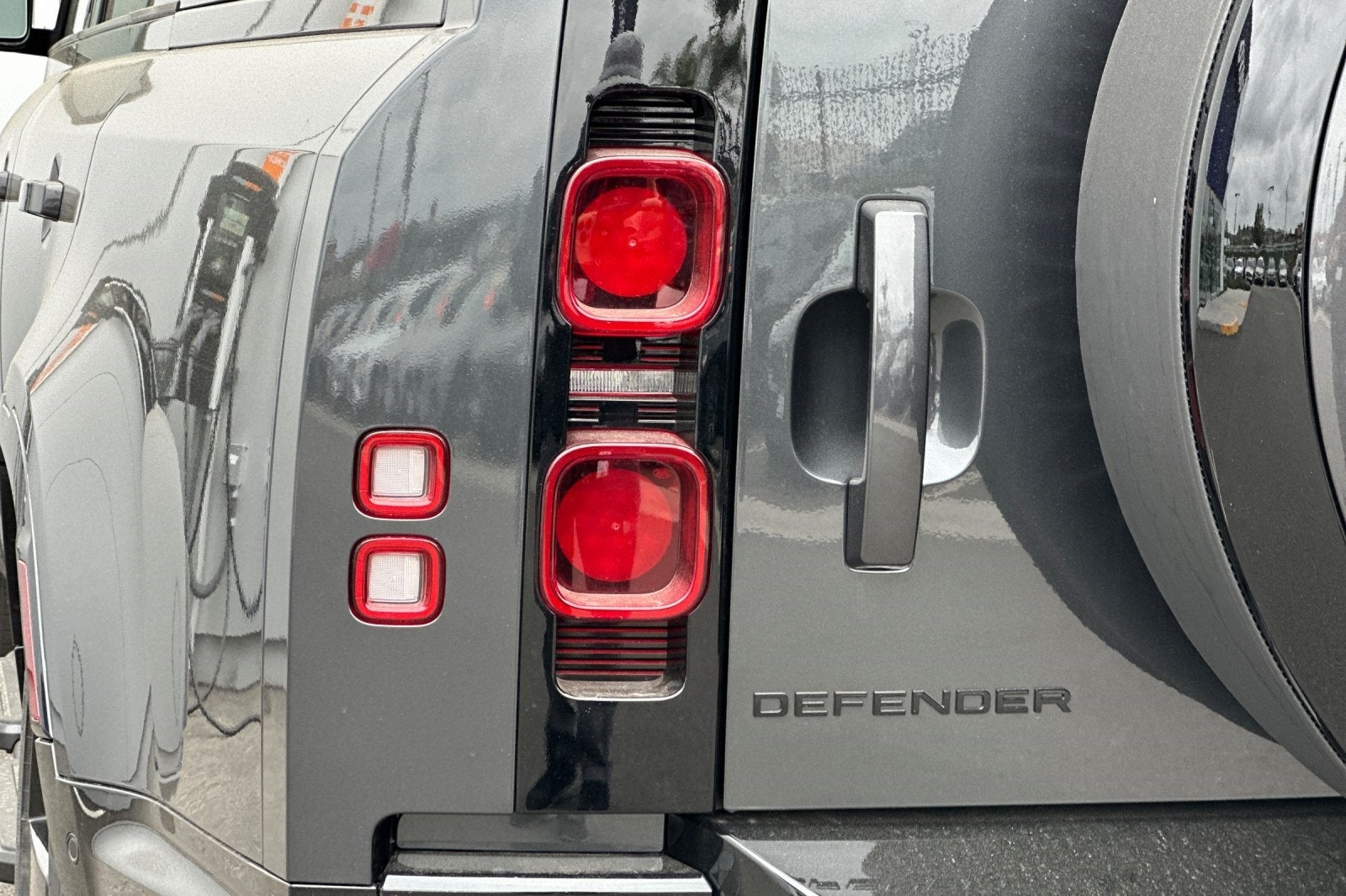 2025 Land Rover Defender 130 X-Dynamic SE