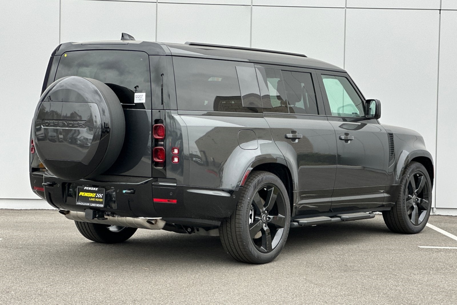 2025 Land Rover Defender 130 X-Dynamic SE