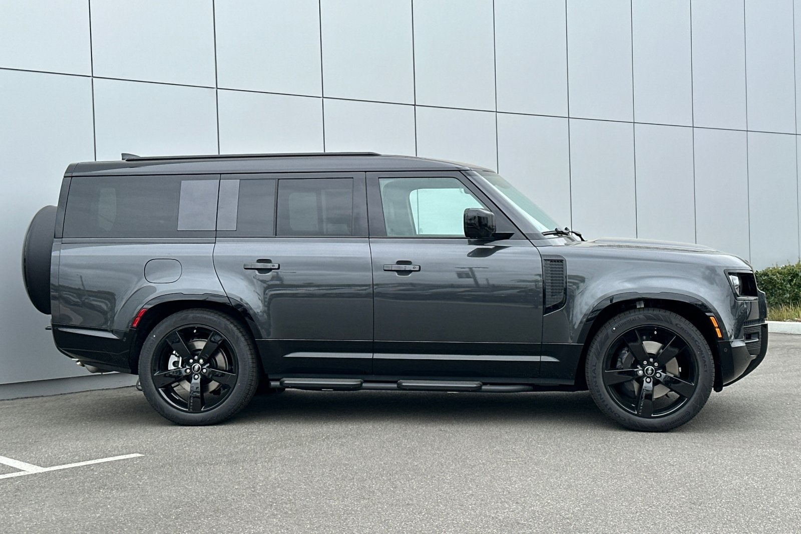 2025 Land Rover Defender 130 X-Dynamic SE