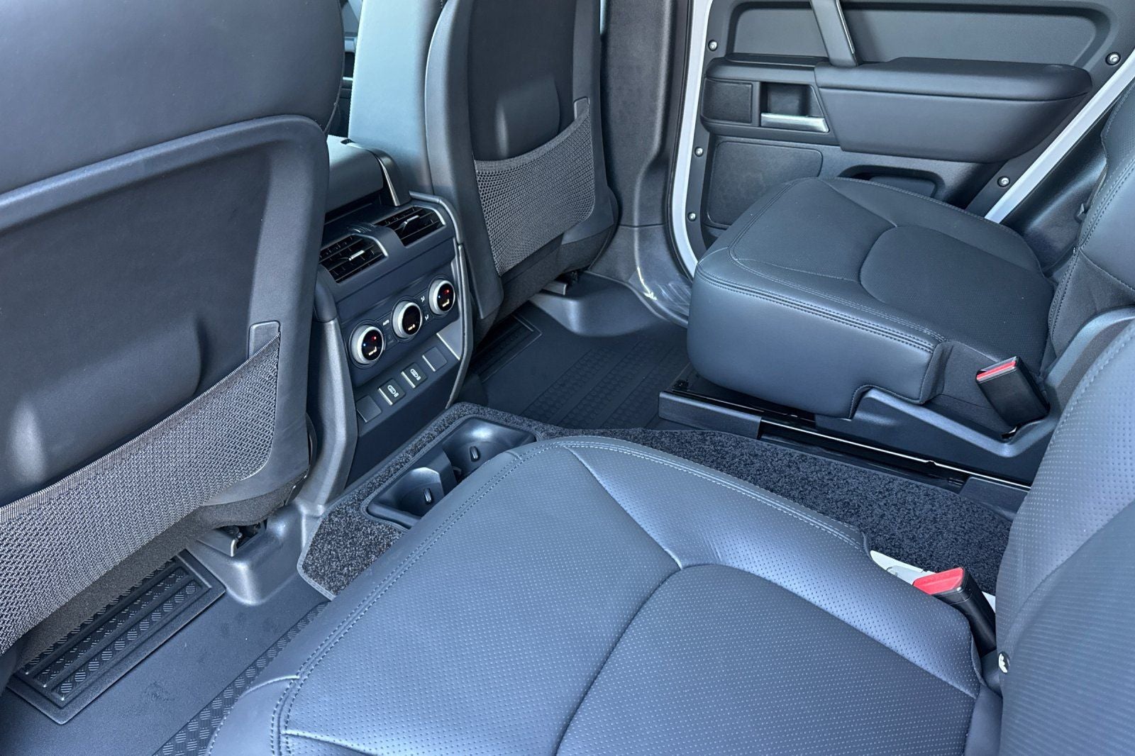 2026 Land Rover Defender 130 X-Dynamic SE