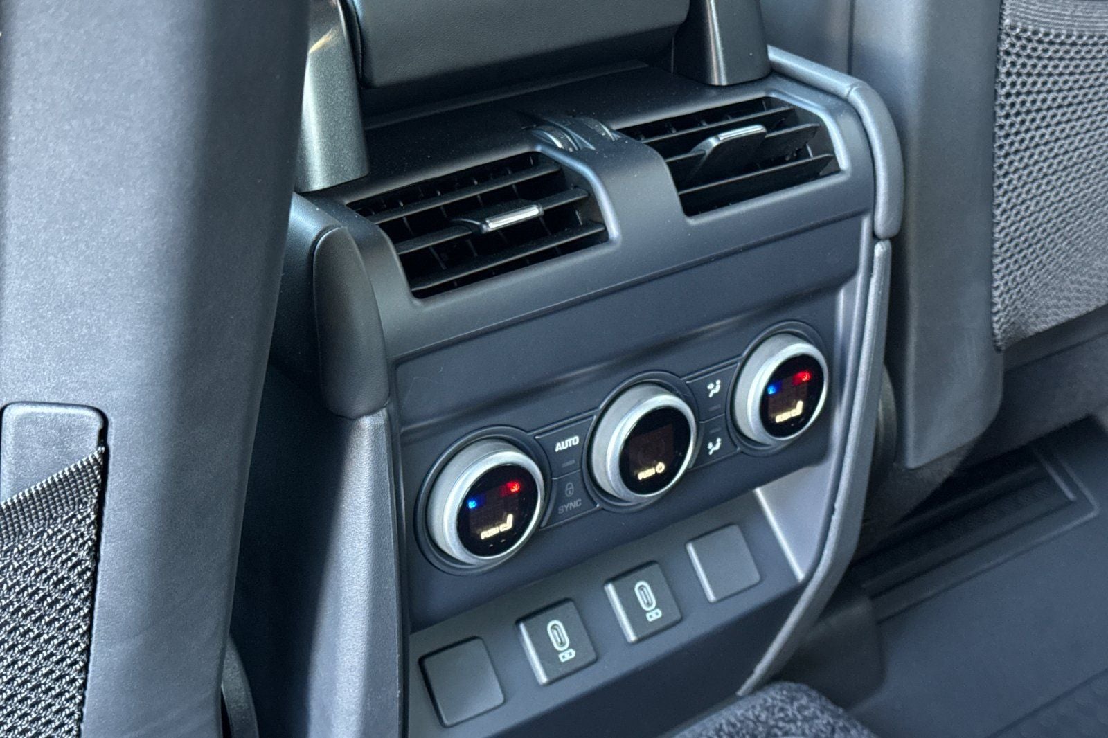 2026 Land Rover Defender 130 X-Dynamic SE