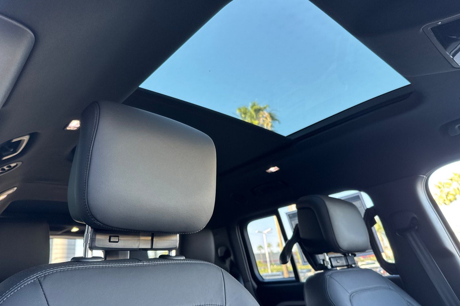 2026 Land Rover Defender 130 X-Dynamic SE