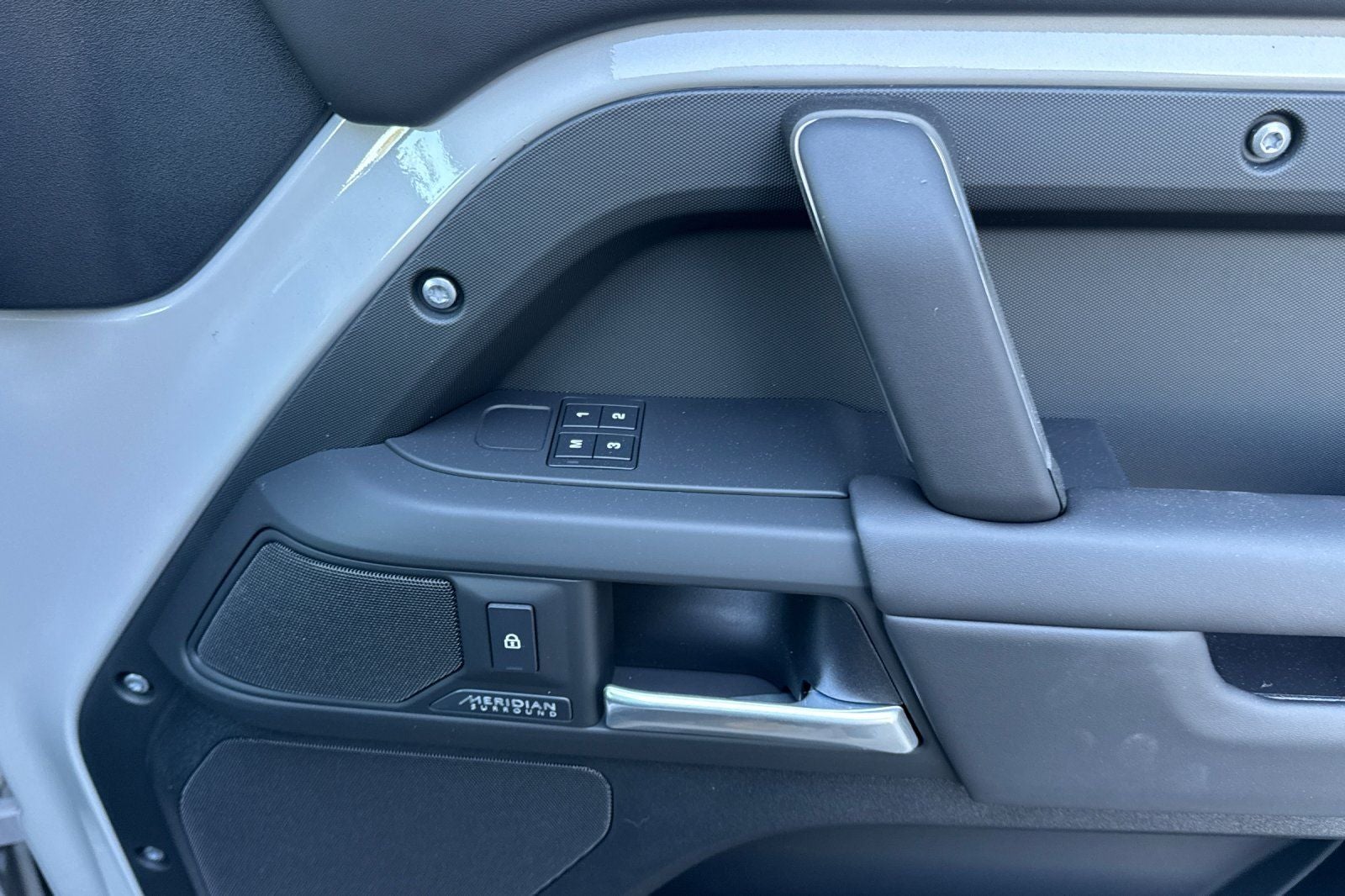 2026 Land Rover Defender 130 X-Dynamic SE