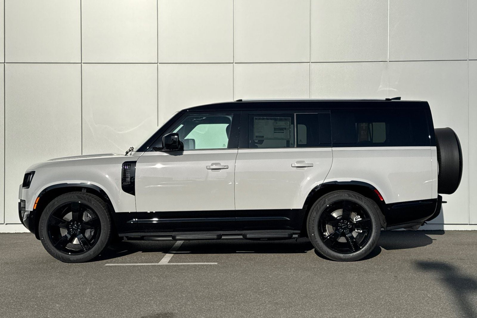 2026 Land Rover Defender 130 X-Dynamic SE