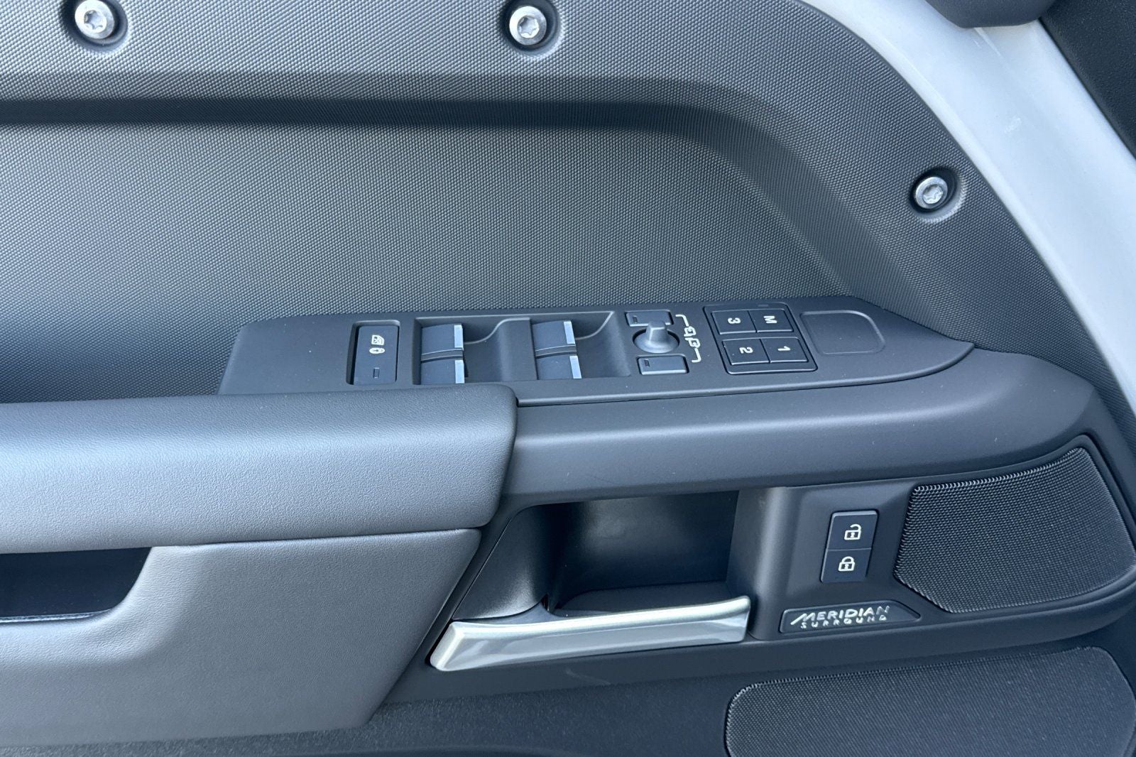 2026 Land Rover Defender 130 X-Dynamic SE