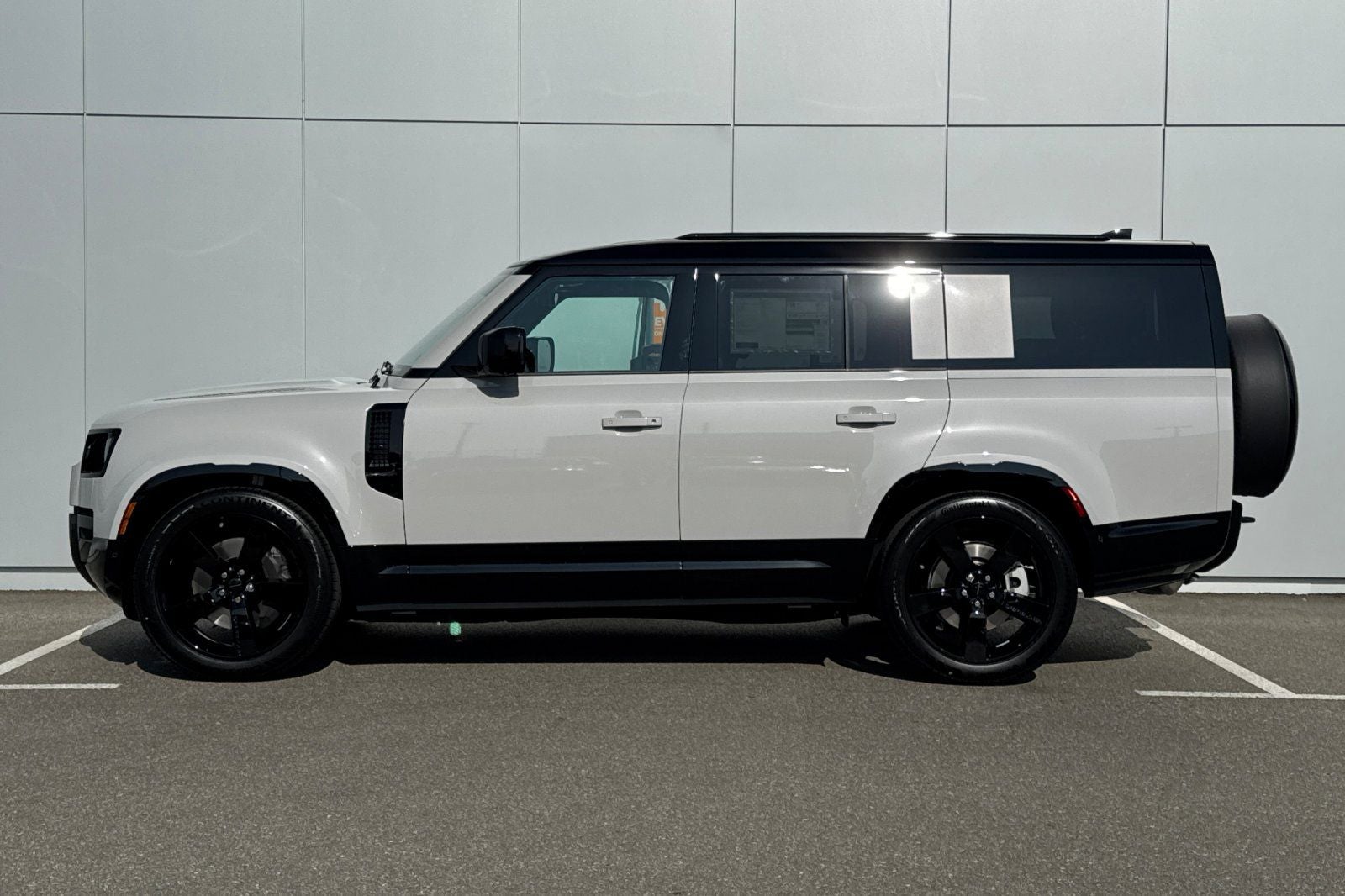 2026 Land Rover Defender 130 X-Dynamic SE