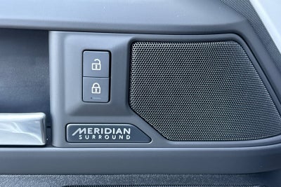 2026 Land Rover Defender 130 X-Dynamic SE