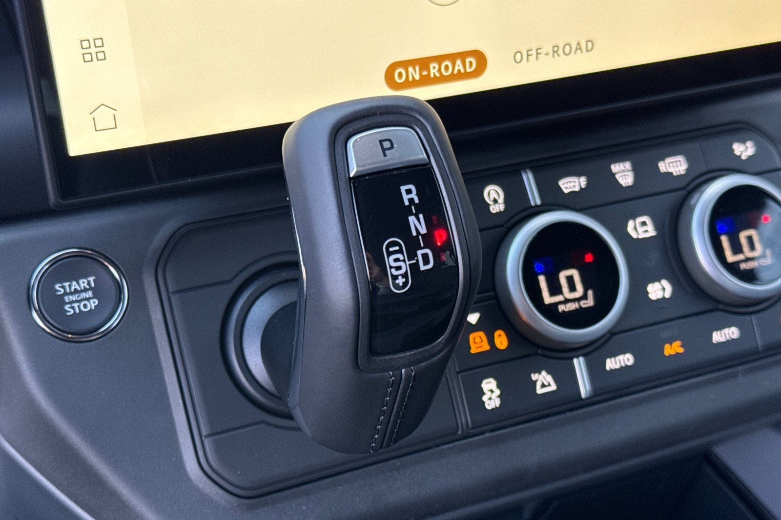 2026 Land Rover Defender 130 X-Dynamic SE