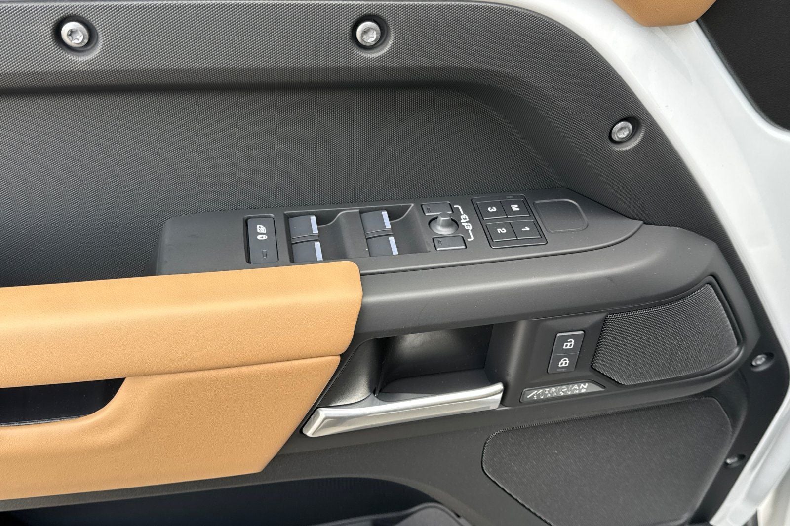 2026 Land Rover Defender 130 X-Dynamic SE