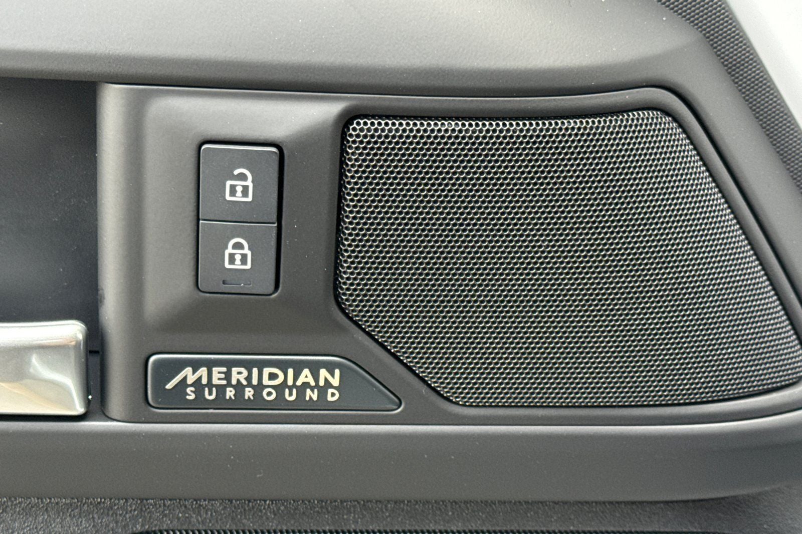 2026 Land Rover Defender 130 X-Dynamic SE