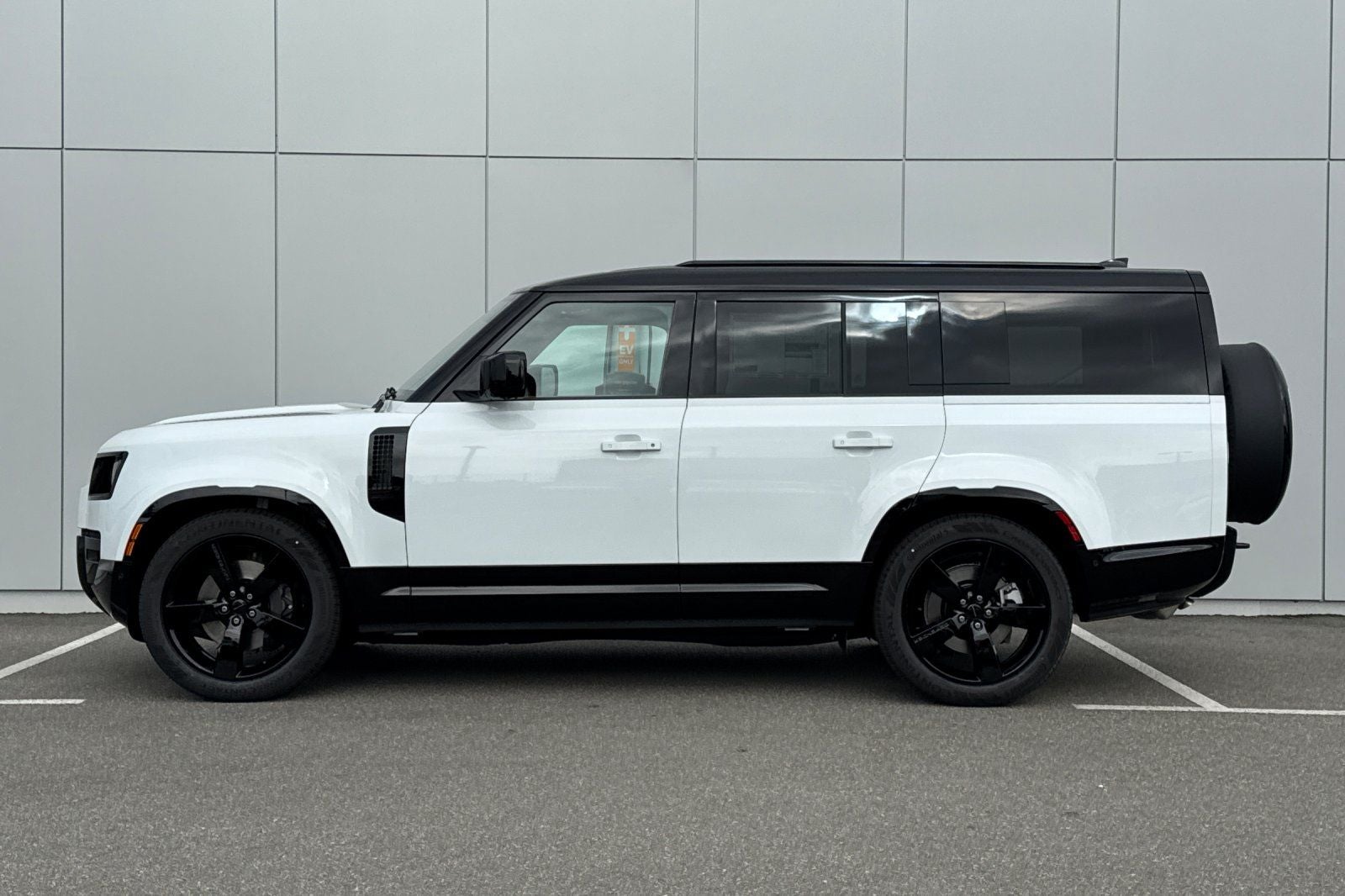 2026 Land Rover Defender 130 X-Dynamic SE