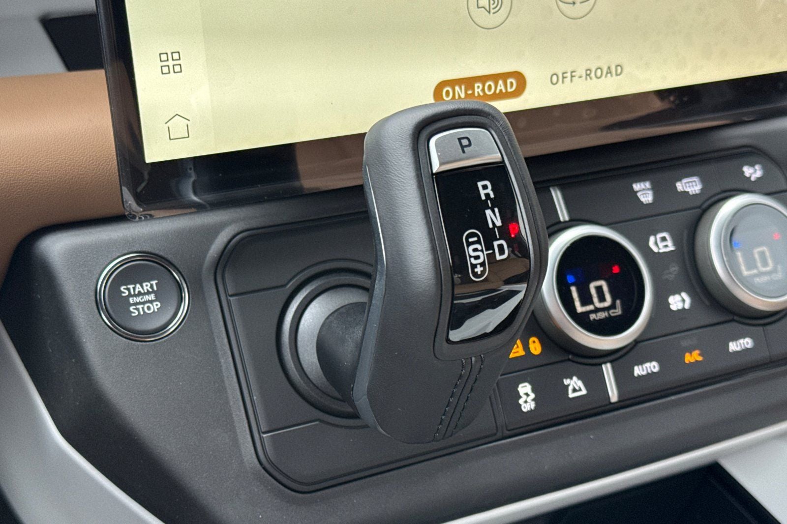 2026 Land Rover Defender 130 X-Dynamic SE