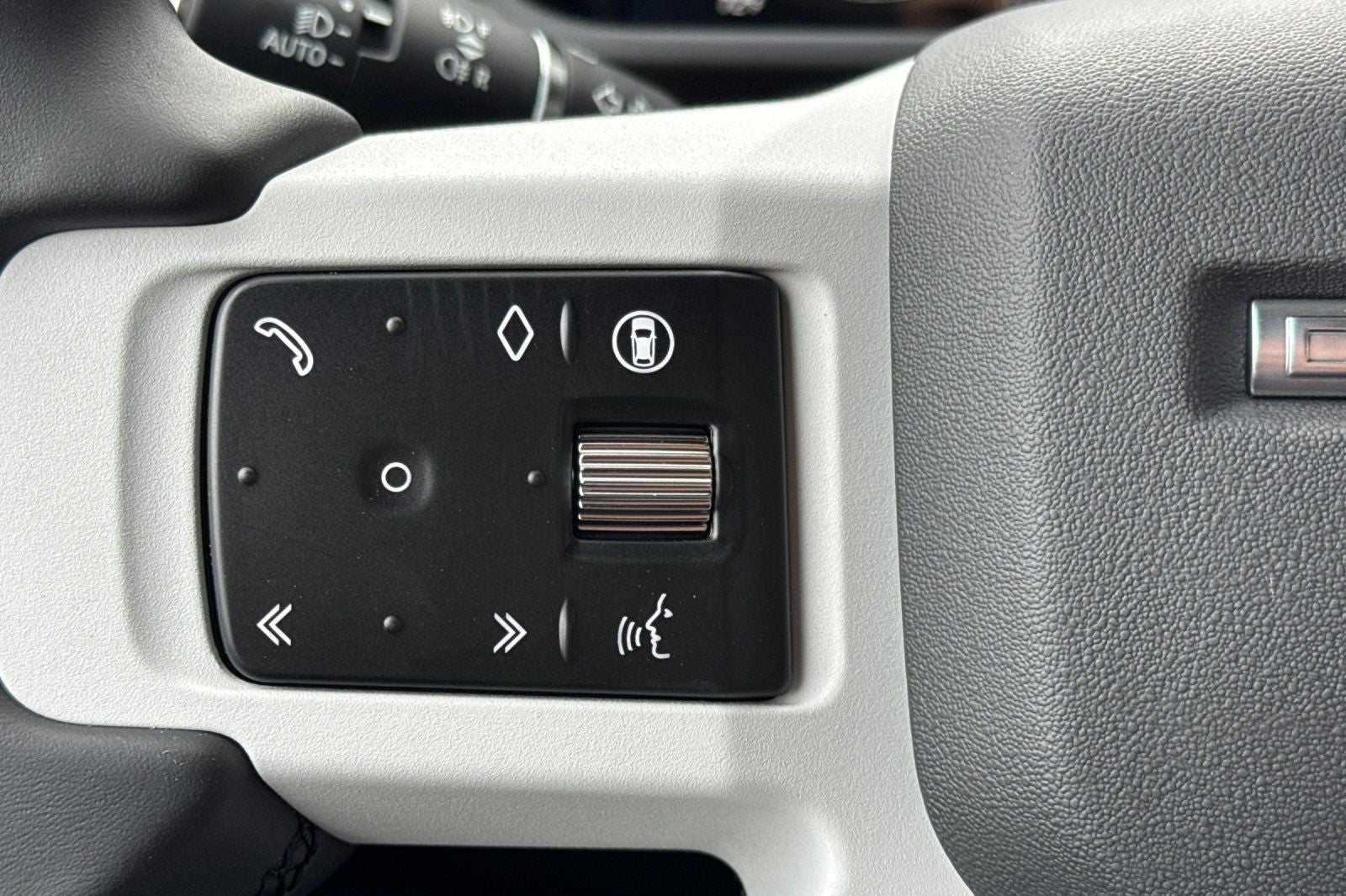 2026 Land Rover Defender 130 X-Dynamic SE