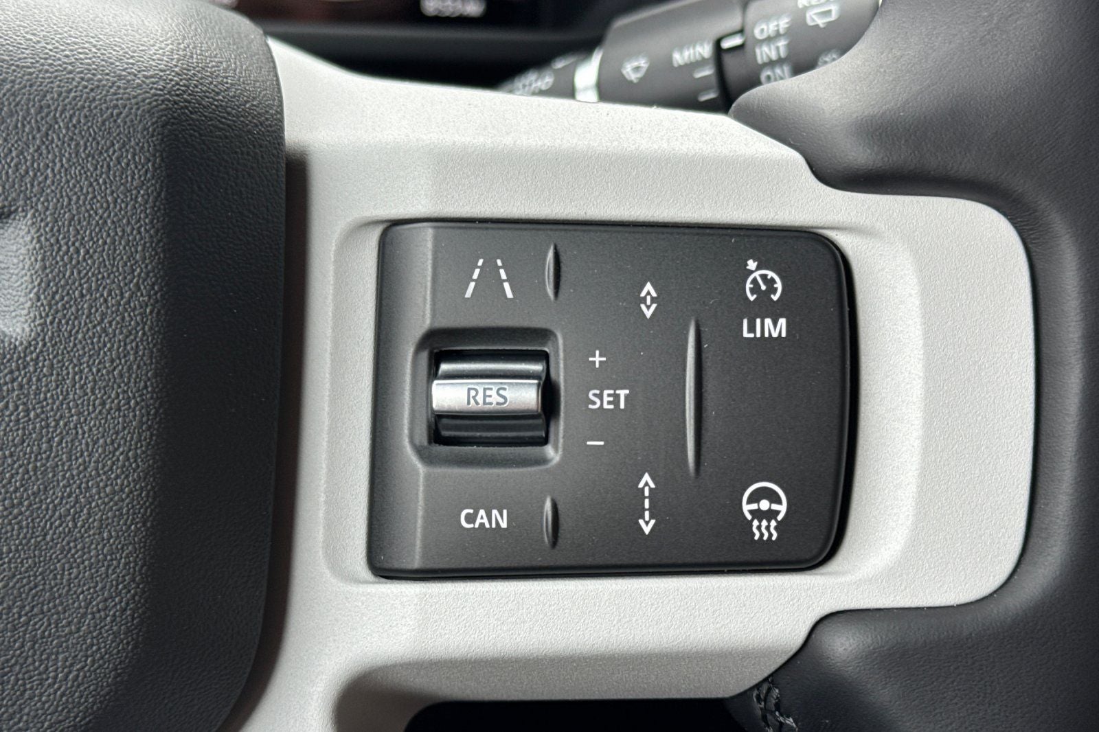 2026 Land Rover Defender 130 X-Dynamic SE
