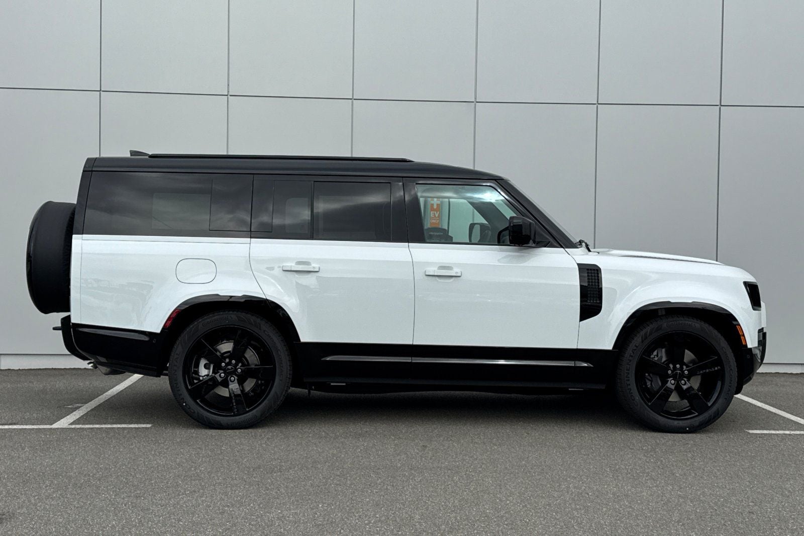 2026 Land Rover Defender 130 X-Dynamic SE