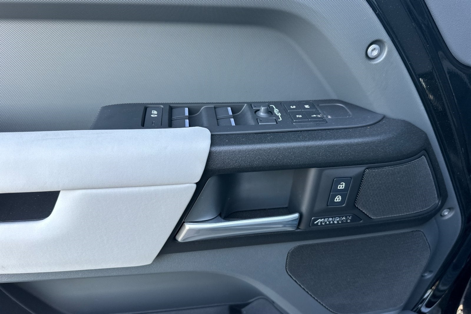 2025 Land Rover Defender 130 V8