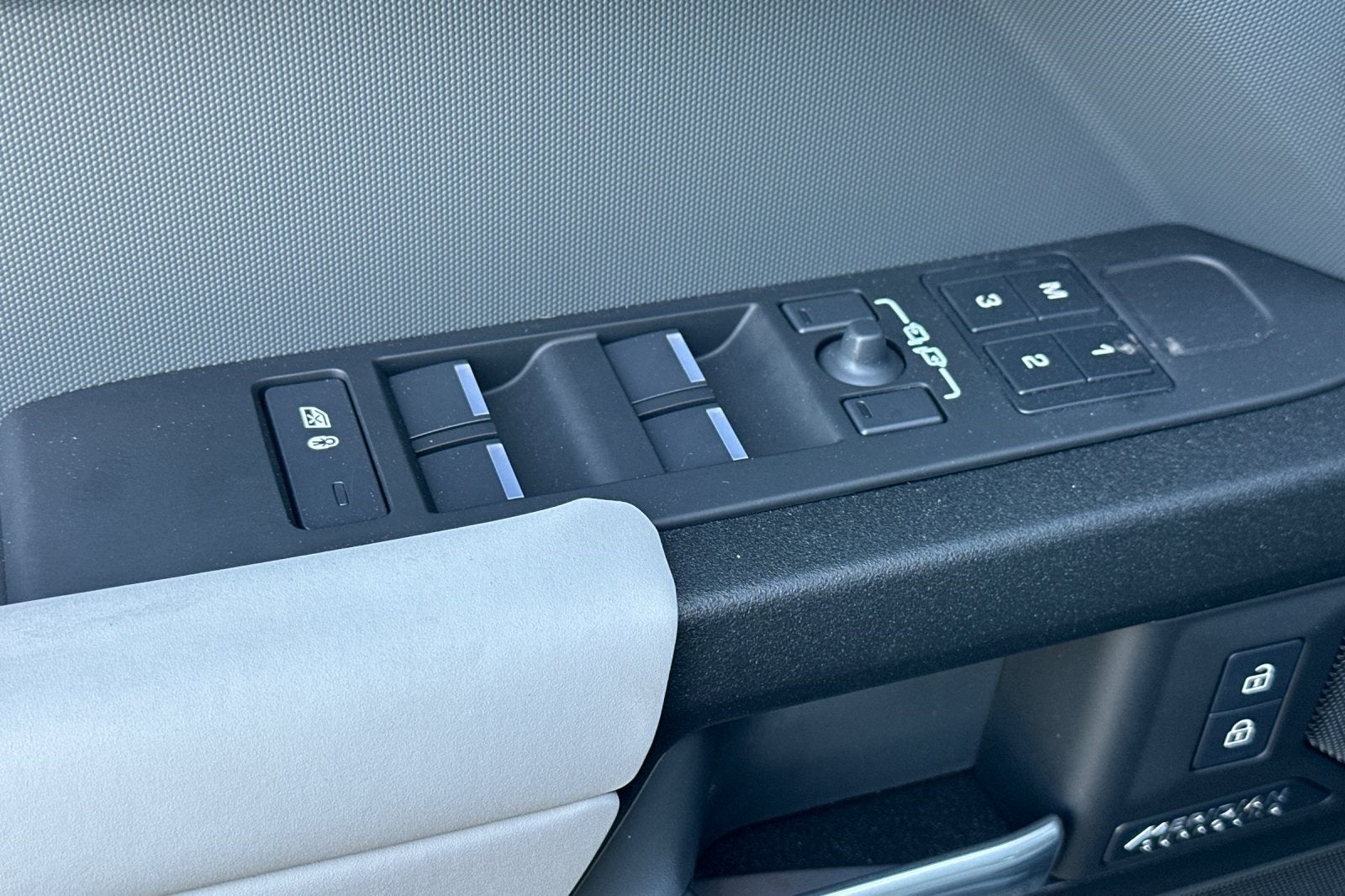 2025 Land Rover Defender 130 V8