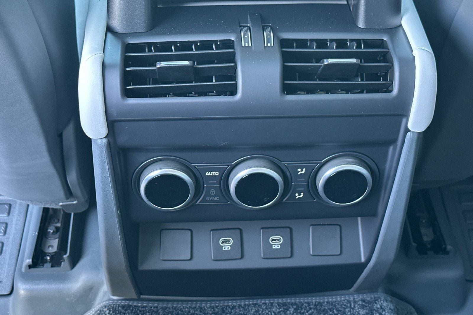 2025 Land Rover Defender 130 V8