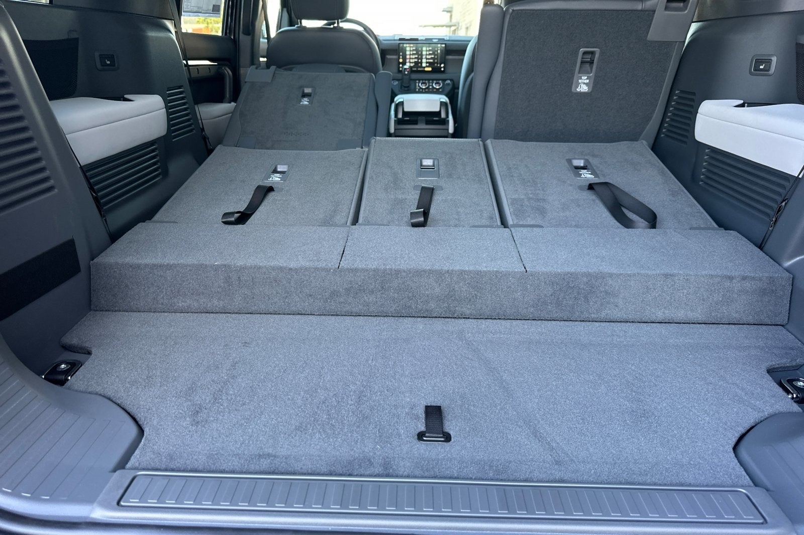 2025 Land Rover Defender 130 V8