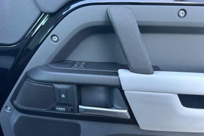 2025 Land Rover Defender 130 V8
