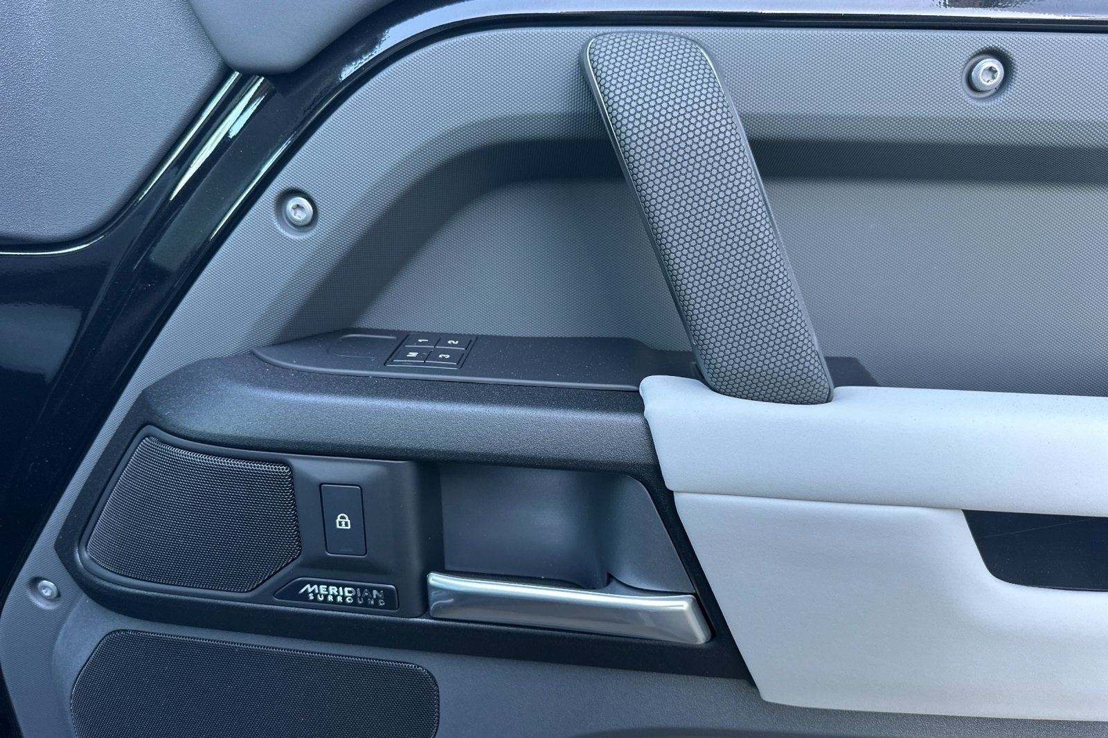 2025 Land Rover Defender 130 V8