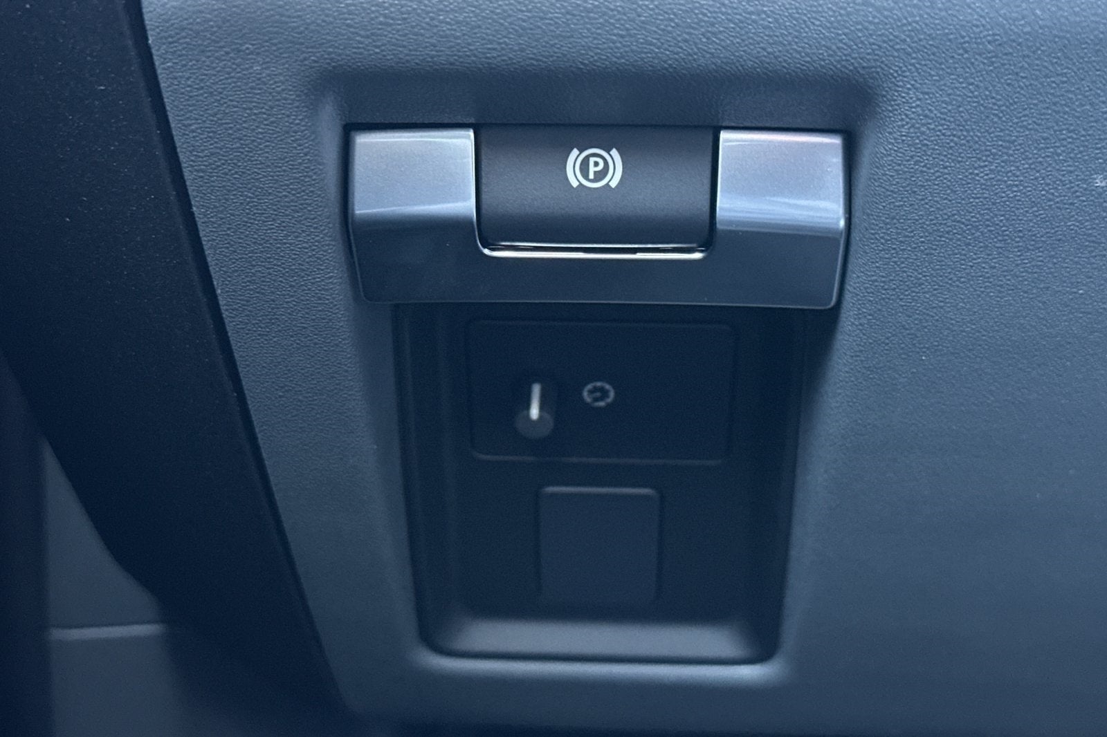 2025 Land Rover Defender 130 V8