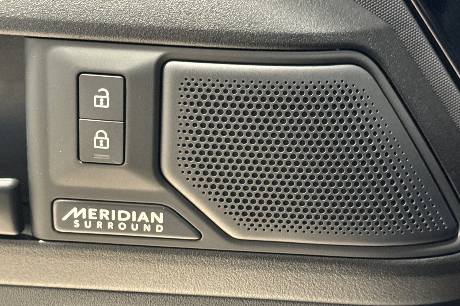 2026 Land Rover Defender 110 V8