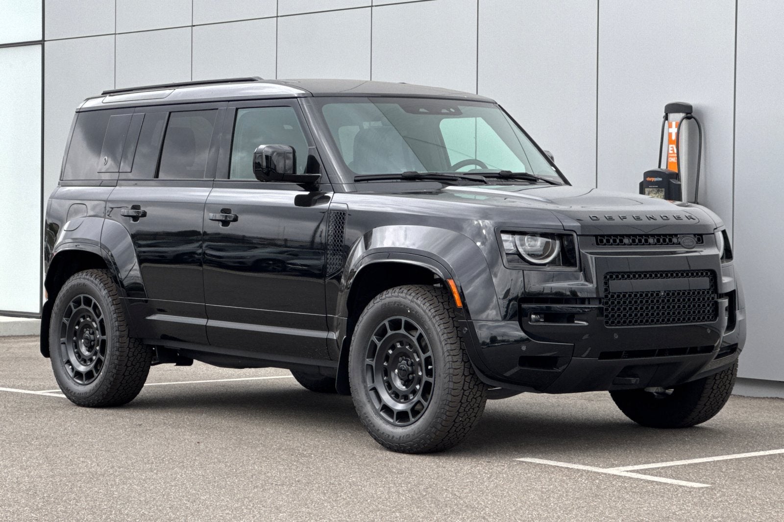2026 Land Rover Defender 110 OCTA Black