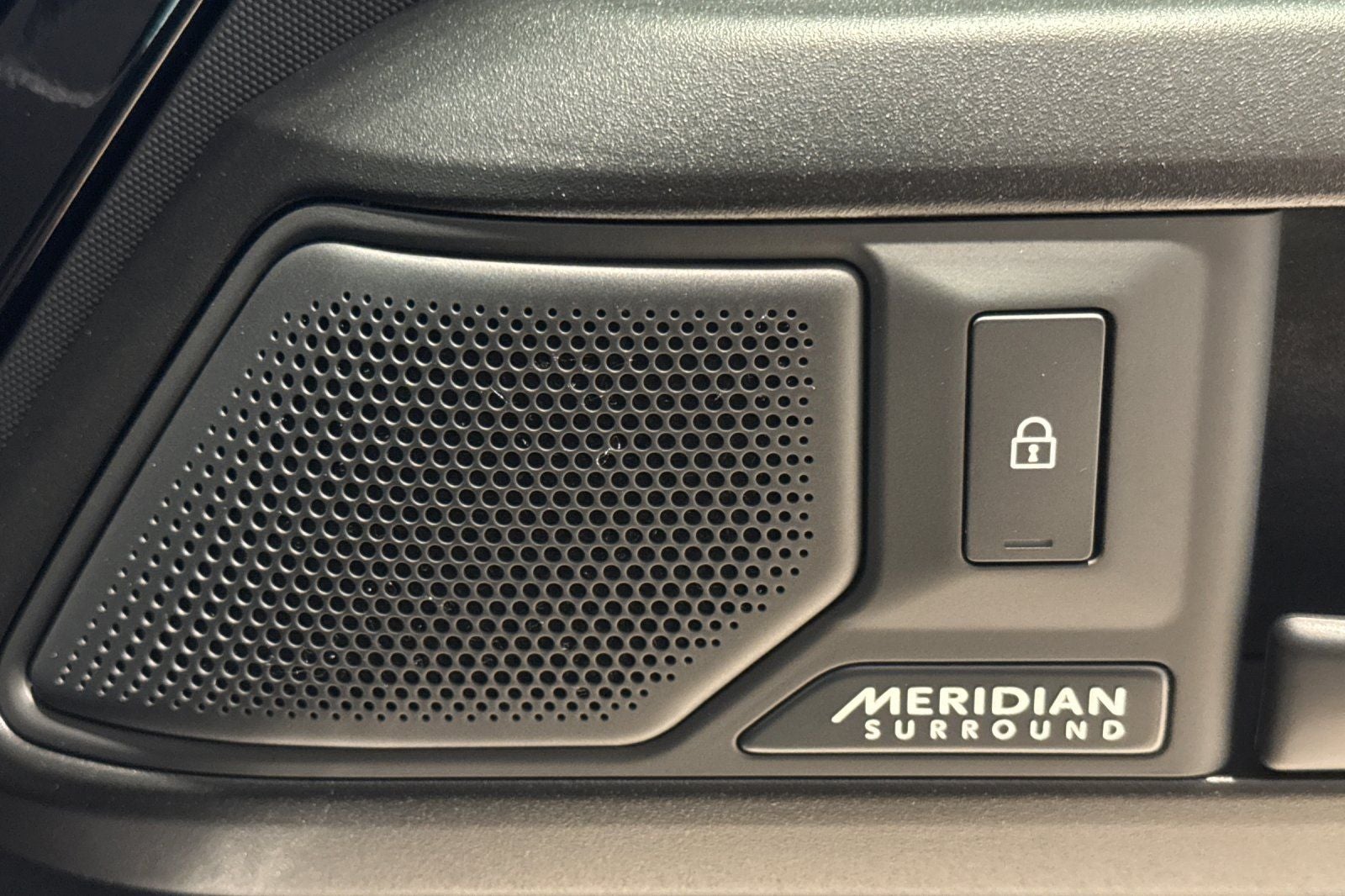 2026 Land Rover Defender 110 V8