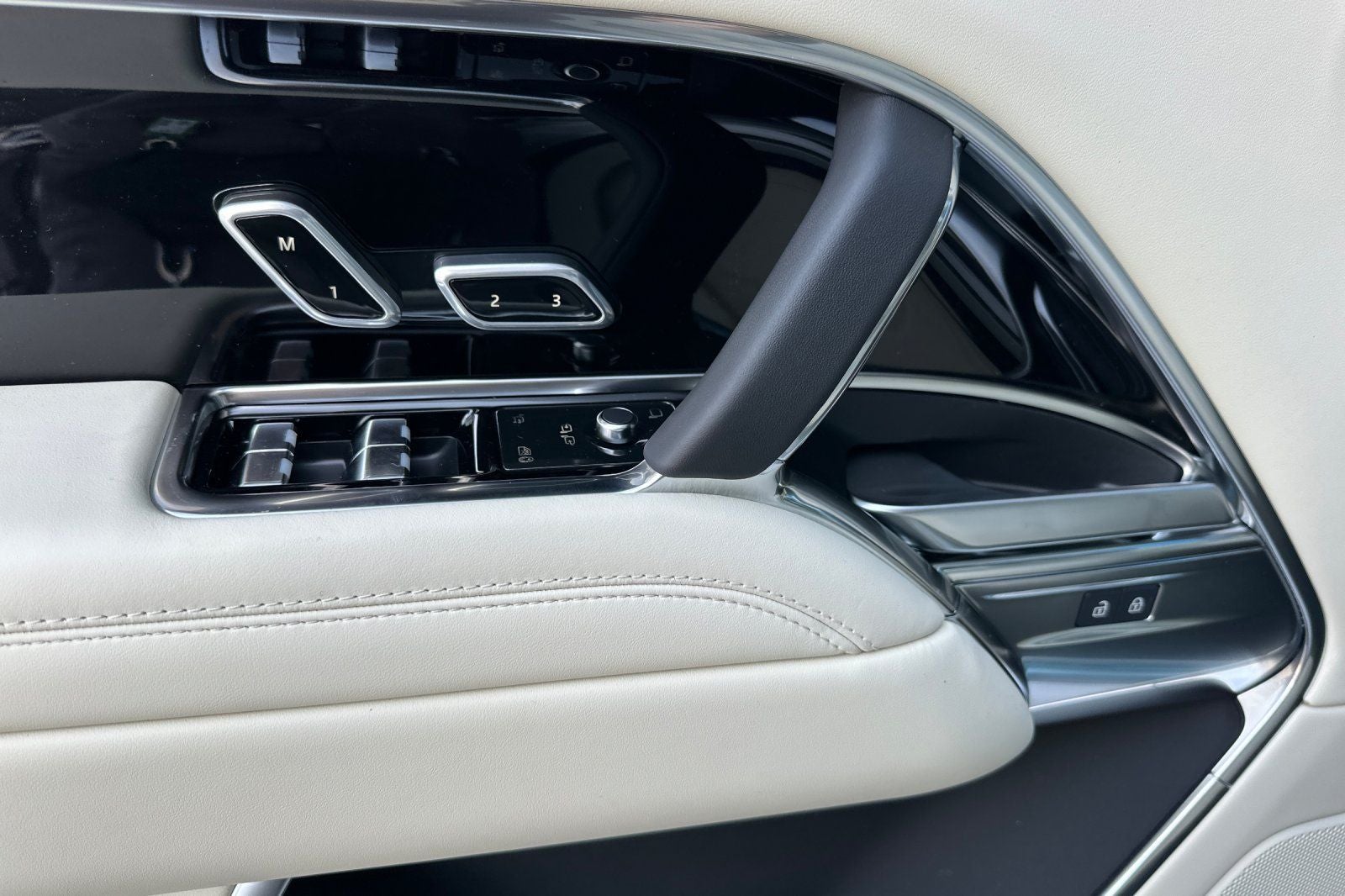 2025 Land Rover Range Rover SE