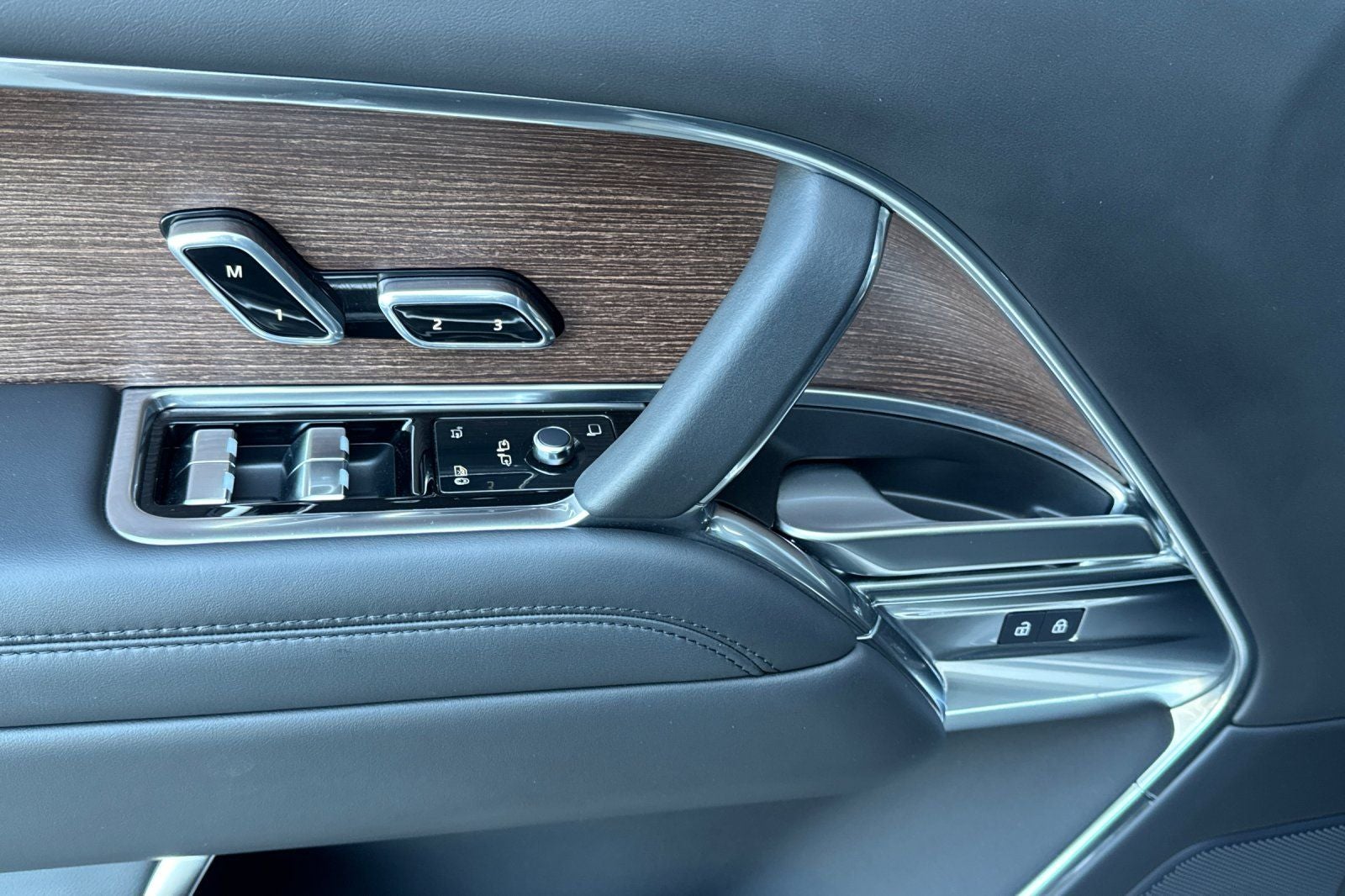 2025 Land Rover Range Rover Plug-In Hybrid SE